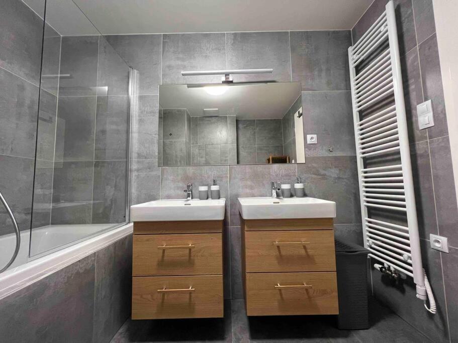 Newly Built Apartment With Balcony, Ac And Free Indoor Garage Praha Eksteriør bilde