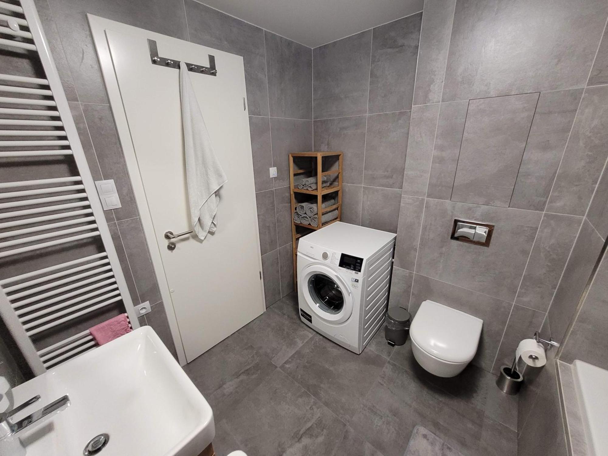 Newly Built Apartment With Balcony, Ac And Free Indoor Garage Praha Eksteriør bilde
