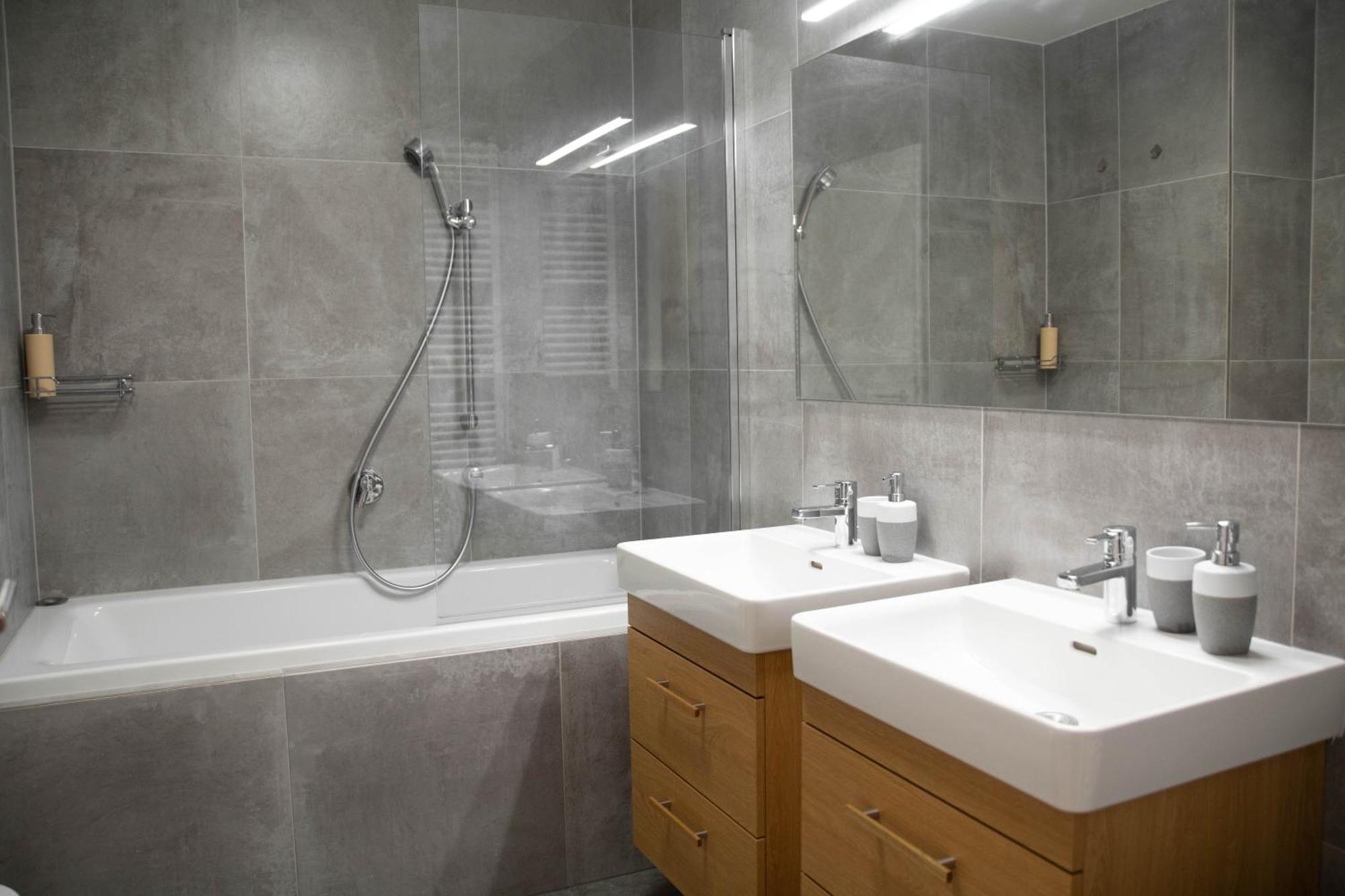 Newly Built Apartment With Balcony, Ac And Free Indoor Garage Praha Eksteriør bilde