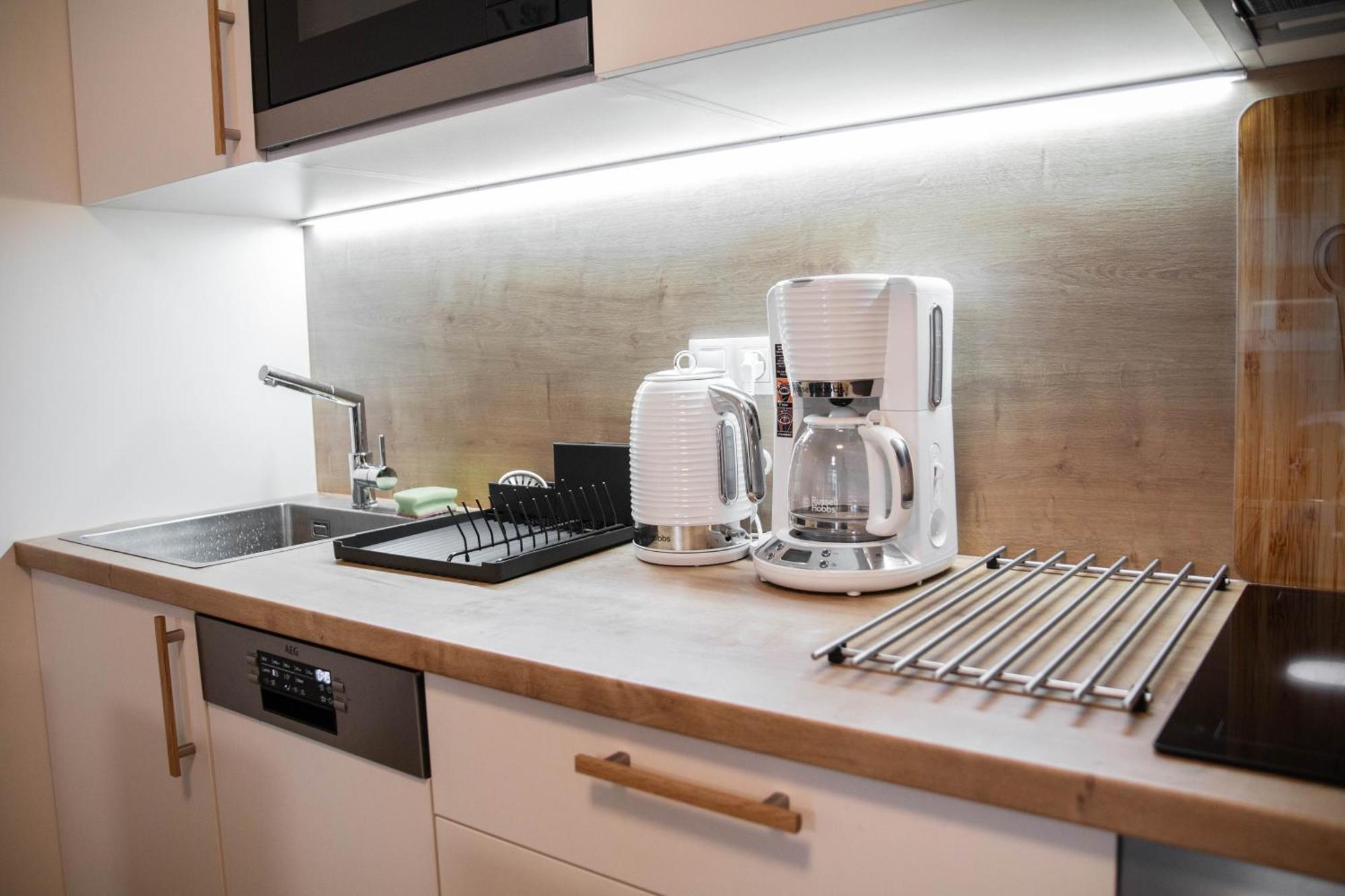 Newly Built Apartment With Balcony, Ac And Free Indoor Garage Praha Eksteriør bilde
