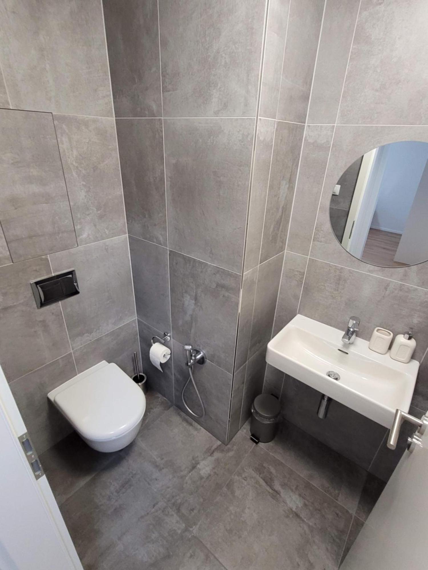 Newly Built Apartment With Balcony, Ac And Free Indoor Garage Praha Eksteriør bilde