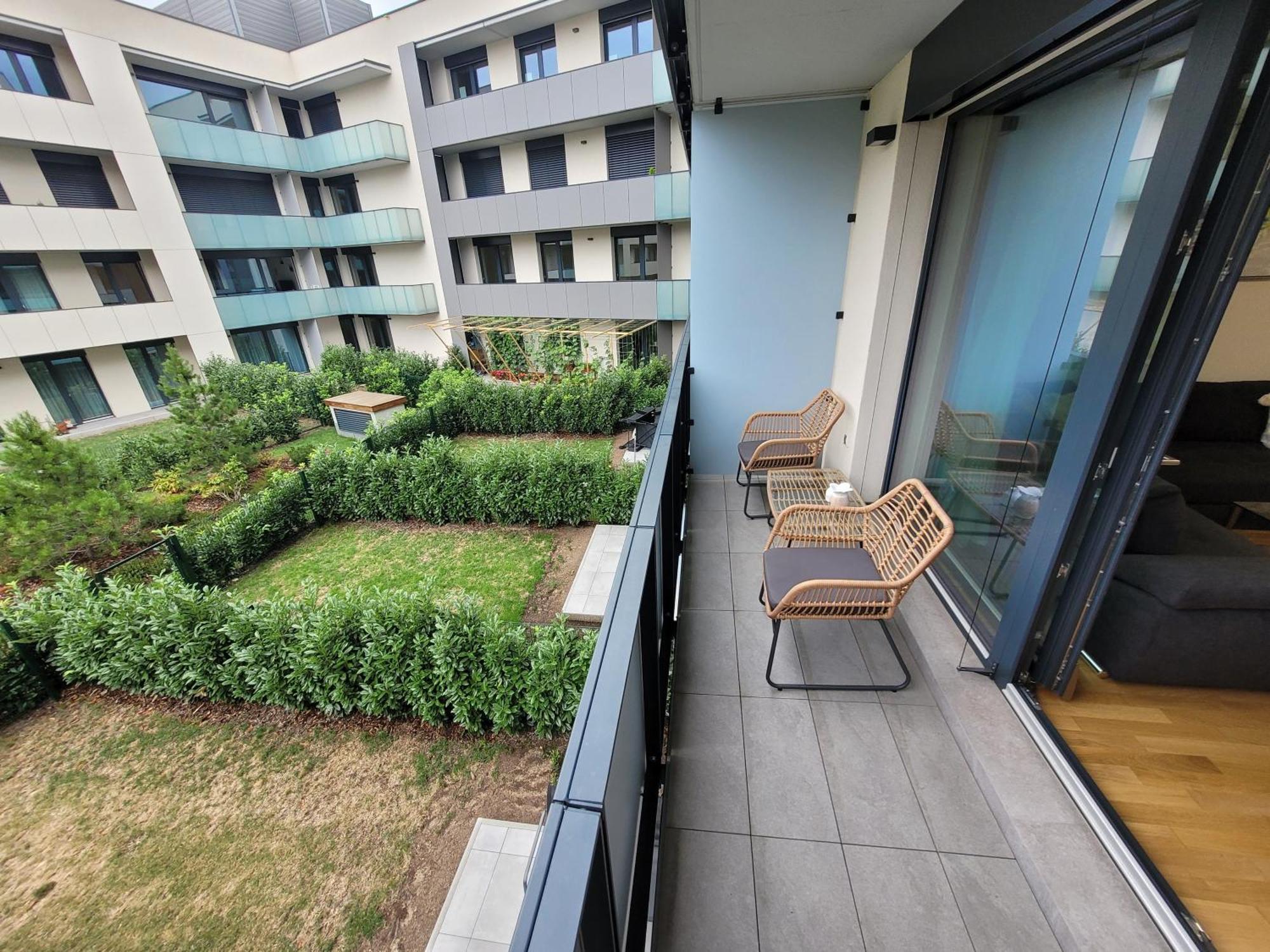 Newly Built Apartment With Balcony, Ac And Free Indoor Garage Praha Eksteriør bilde
